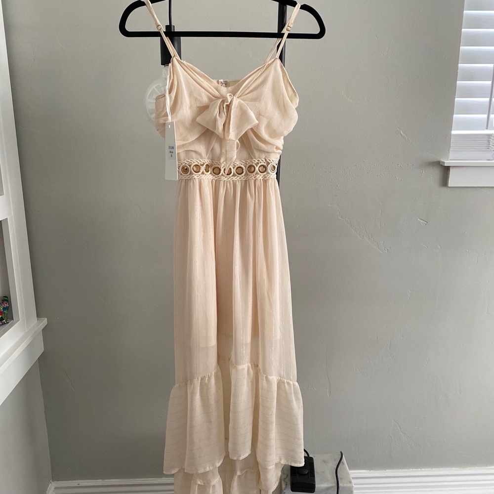 Hi-lo flows beige dress
